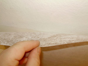 Как клеить стеклохолст или стекловолокнистую паутинку на стены под обои, шпаклевку: какая должна быть плотность для практичного применения