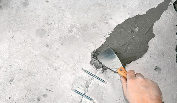 Чем внутри бетонного, кирпичного, панельного или нового дома заделывать трещины: как и чем замазывать стены