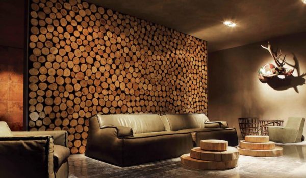 Как использовать дерево для декорирования стен в спальне или для облицовки отдельных элементов из необрезанной доски