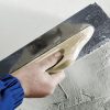 Этапы шпаклевки стен для начинающих: выбор инструмента и техники нанесения густой или жидкой смеси на бетонные, кирпичные, деревянные стены