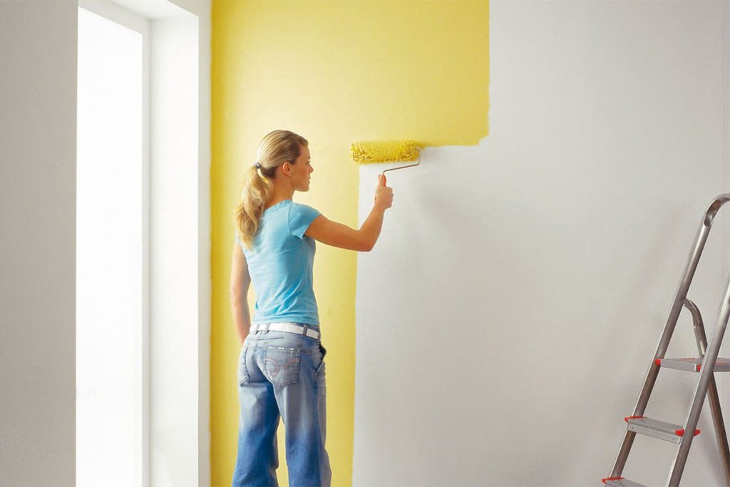 Покраска стен в квартире: как выбрать краску по рейтингу, варианты и  рекомендации, как красить своими руками для начинающих и идеи оформления  однотонной краской, комбинации разных цветов
