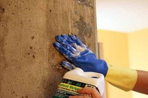Как покрасить бетонную стену в квартире?