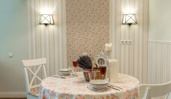 Оформление стен в комнате в стиле прованс: особенности выбора цвета, росписи, декора и отделки деревом на кухне или в спальне