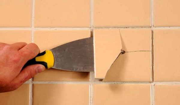 Демонтаж старой керамической плитки со стен без повреждения: как снять быстро, не повредив ее и не поломав