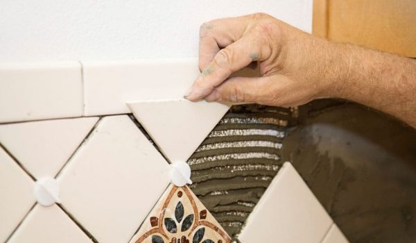 Как положить керамическую плитку своими руками на стены в кухне: как класть фартук, на ровные стены, техники исполнения