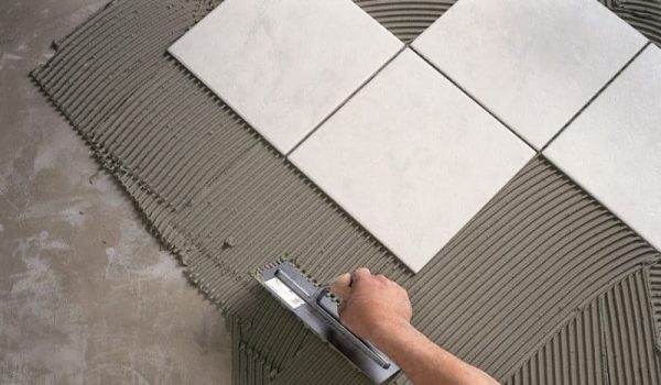 Укладка керамической плитки на прошпаклеванную стену: можно ли класть или клеить плитку, если стена шпаклеванная