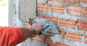Как оштукатурить кирпичную стену цементным раствором на улице бетон новатор пенза