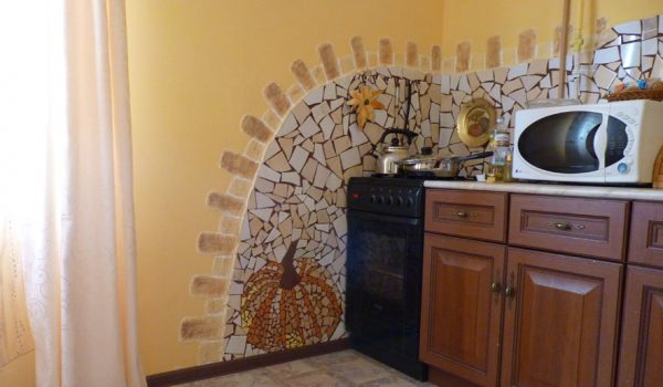Декорирование стен в кухне своими руками: варианты, как красиво оформить зону над столом, и декор пустого места