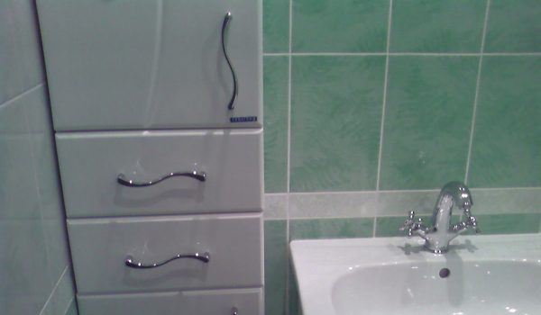 Надо ли выравнивать стены в ванной комнате после старой плитки: чем лучше всего выравнивать, какой смесью пользоваться и как все сделать своими руками