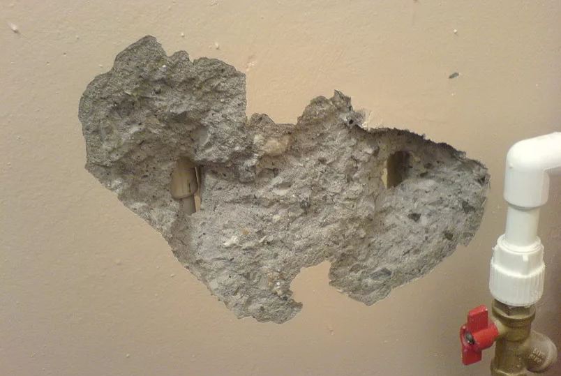 Как правильно заделывать дырки на стенах во время ремонта