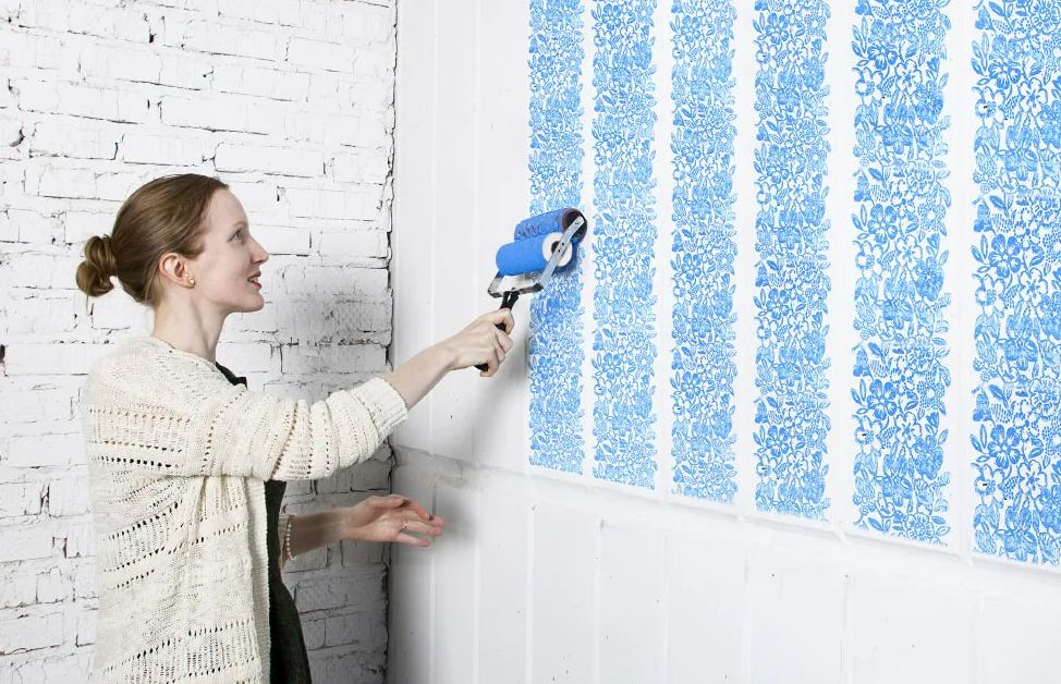 Современная покраска стен в комнате вместо обоев
