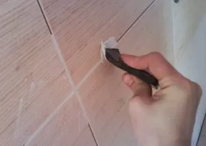 Как удалить плиточный клей с поверхности стены?